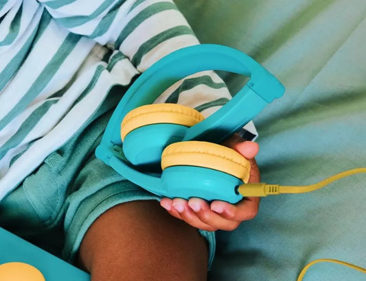 Casque audio filaire Lunii couleur vert et jaune à volume limité pour enfant