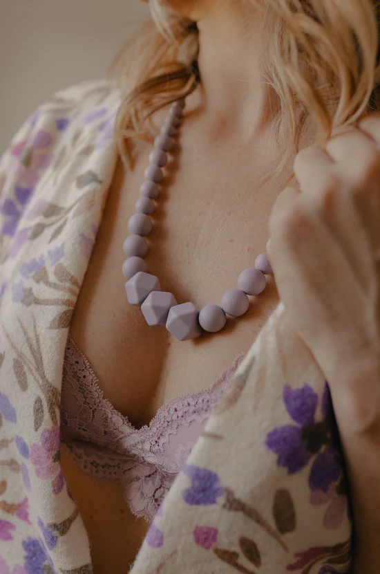 Collier d'allaitement et de dentition Clélia avec perles géométriques en silicone - MintyWendy