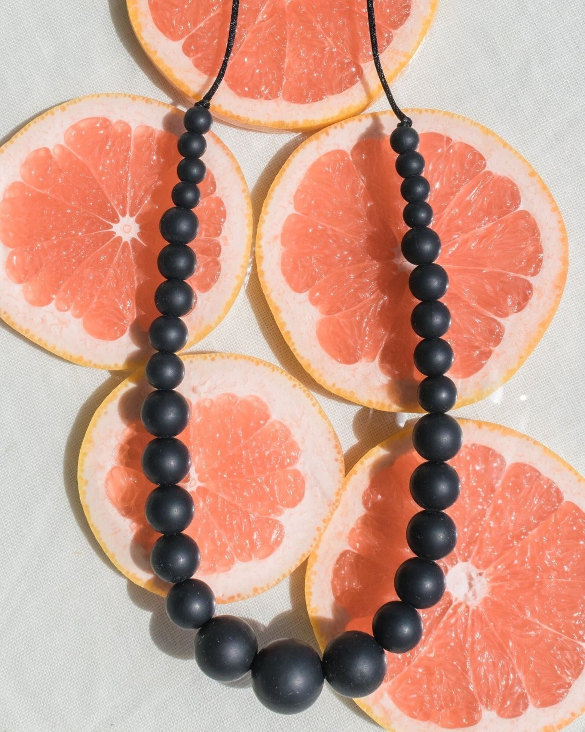 Collier d'allaitement et de dentition Colomba en perles de silicone noir - MintyWendy