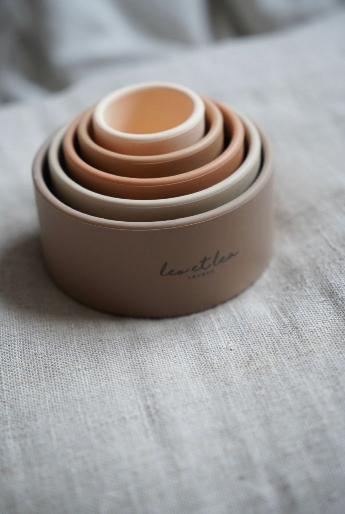 Gobelets à empiler gigognes en silicone aux tons nudes et pastel pour bébé - Léo et Léa