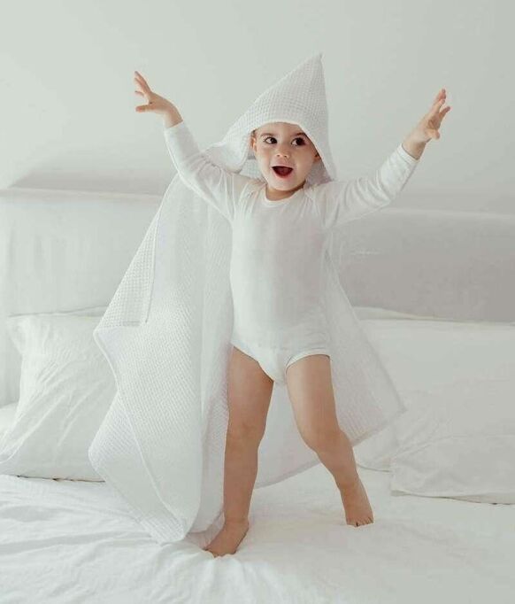 Maxi cape de bain blanche pour bébé en tissu nid d'abeille absorbant - Manufacture des bébés français